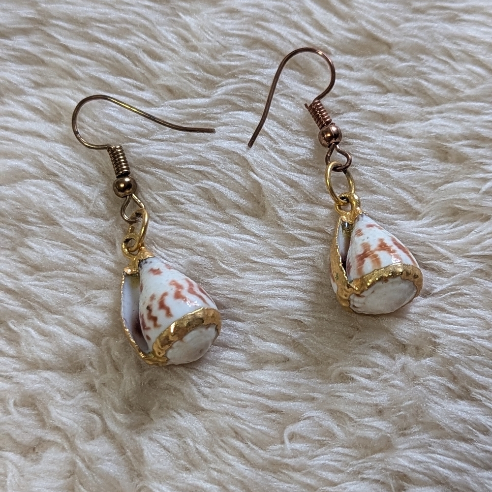 Vintage Small Sea Shell Rimmed With Gold filled Accent Pierced Earrings - Picture 2 of 7